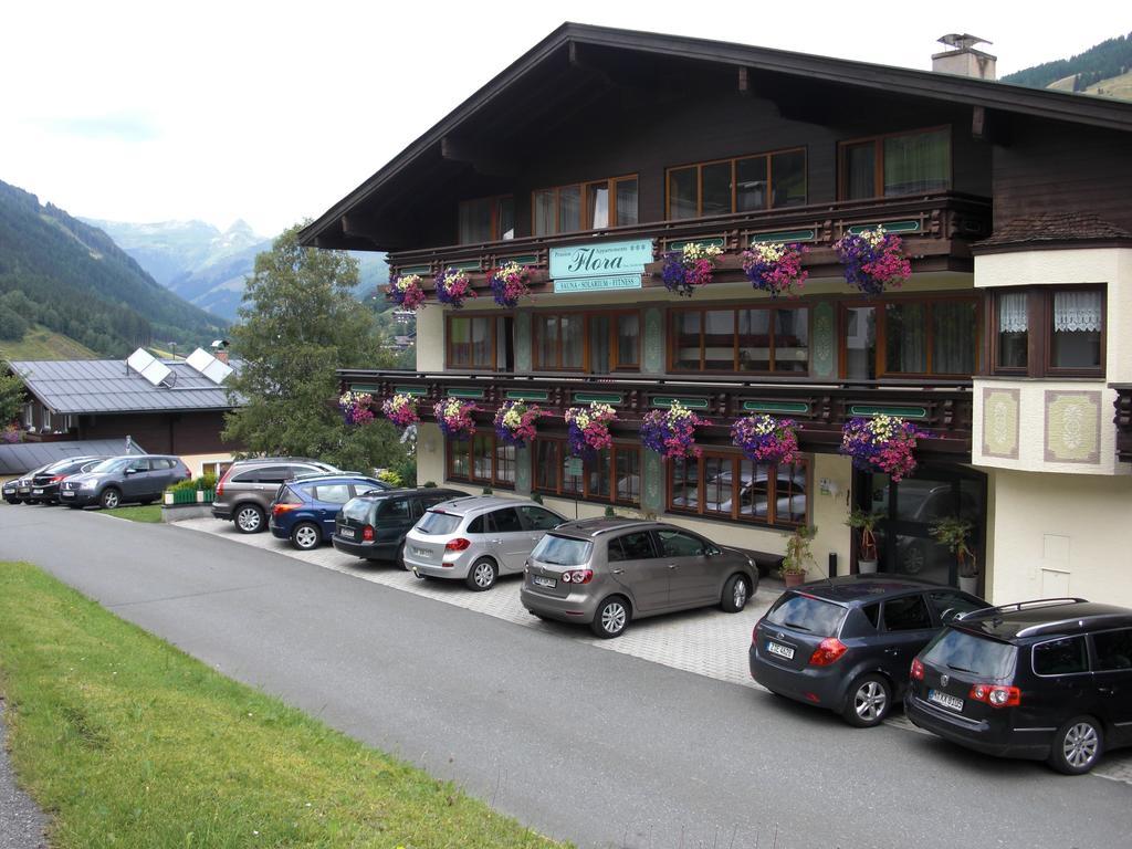 Hotel-Pension Flora ซาลบาคฮินเทอร์เกลมม์ ภายนอก รูปภาพ