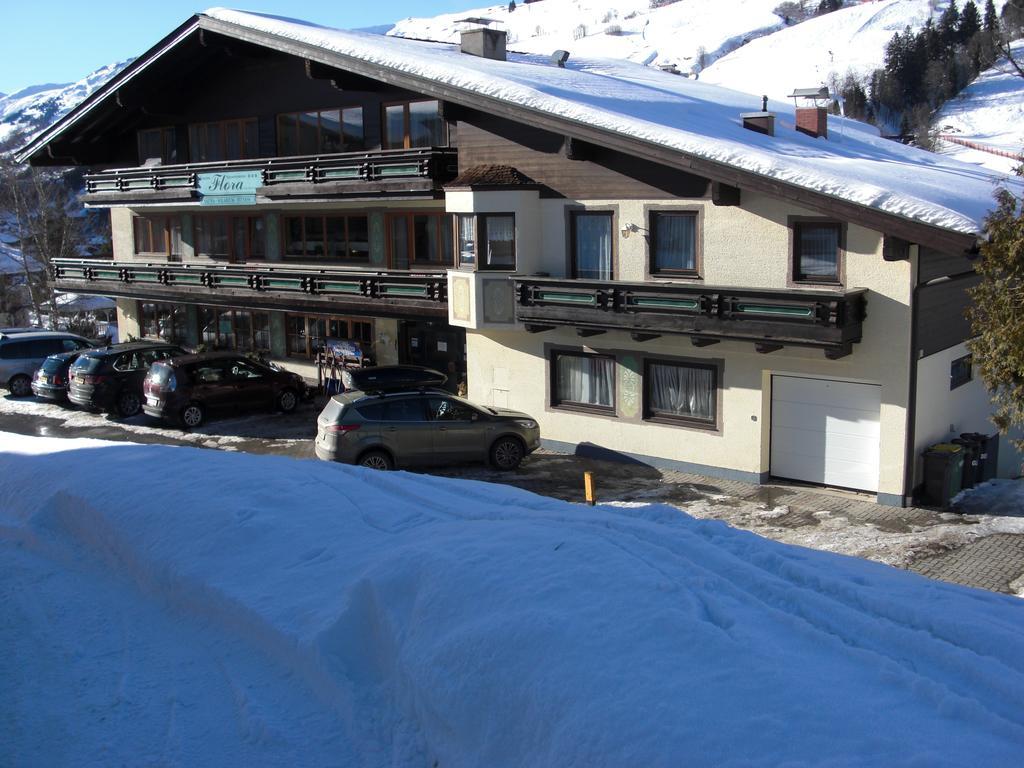 Hotel-Pension Flora ซาลบาคฮินเทอร์เกลมม์ ภายนอก รูปภาพ